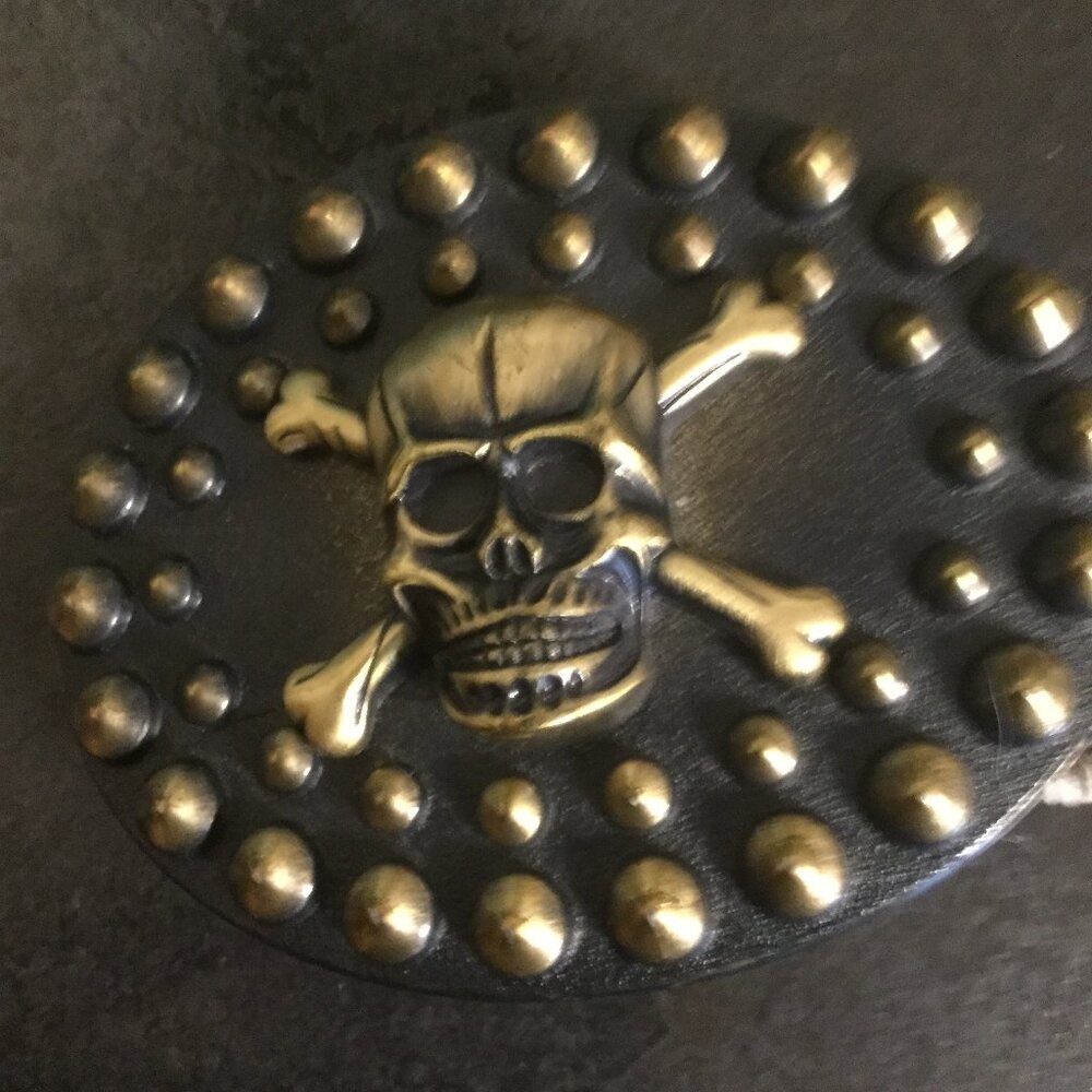 Skull and cross bone  belt in perfect condition belt measures 45" with buckle